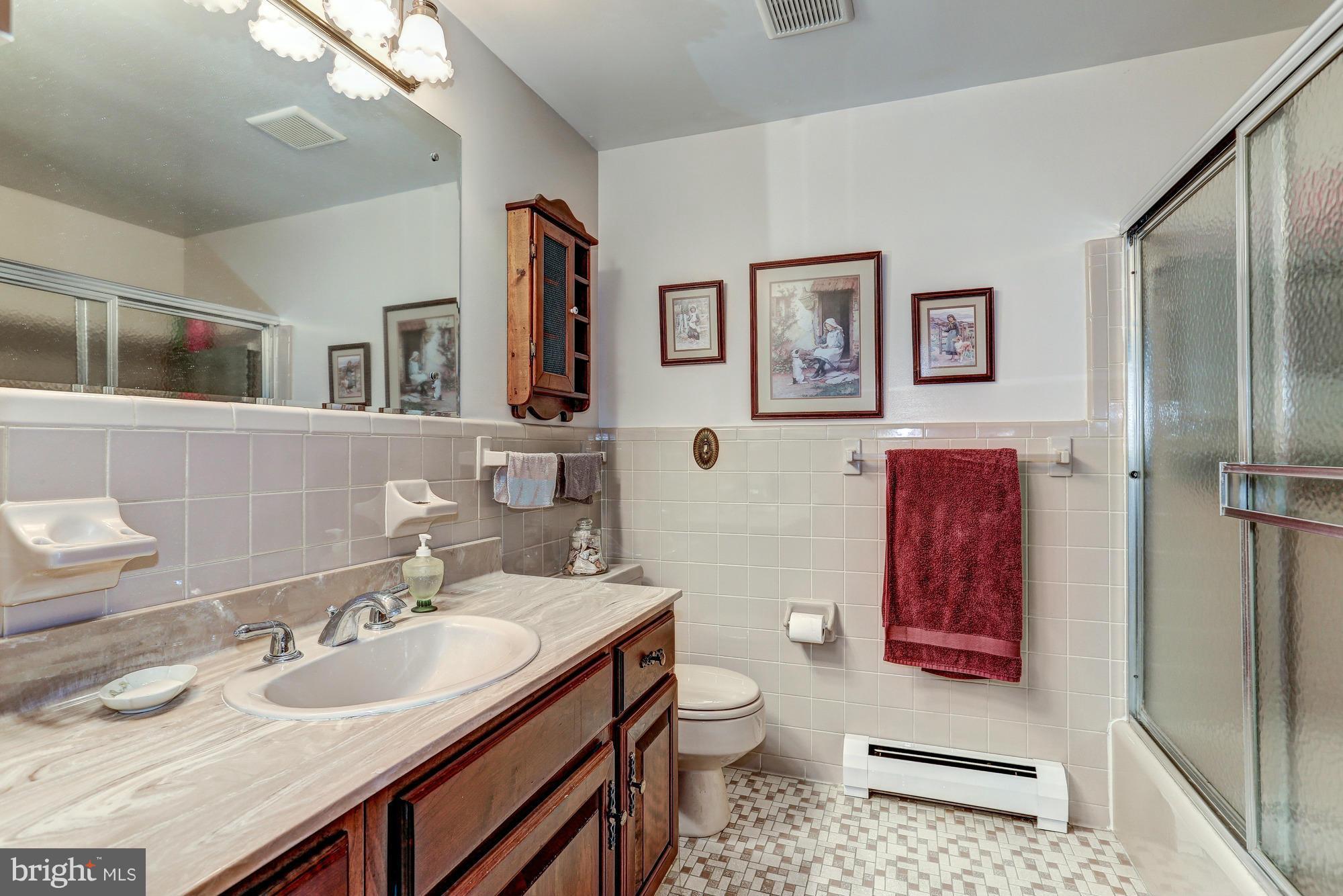 11808 Valley Road Fairfax, VA 22033 - Photo 18 of 26 Bathroom #2