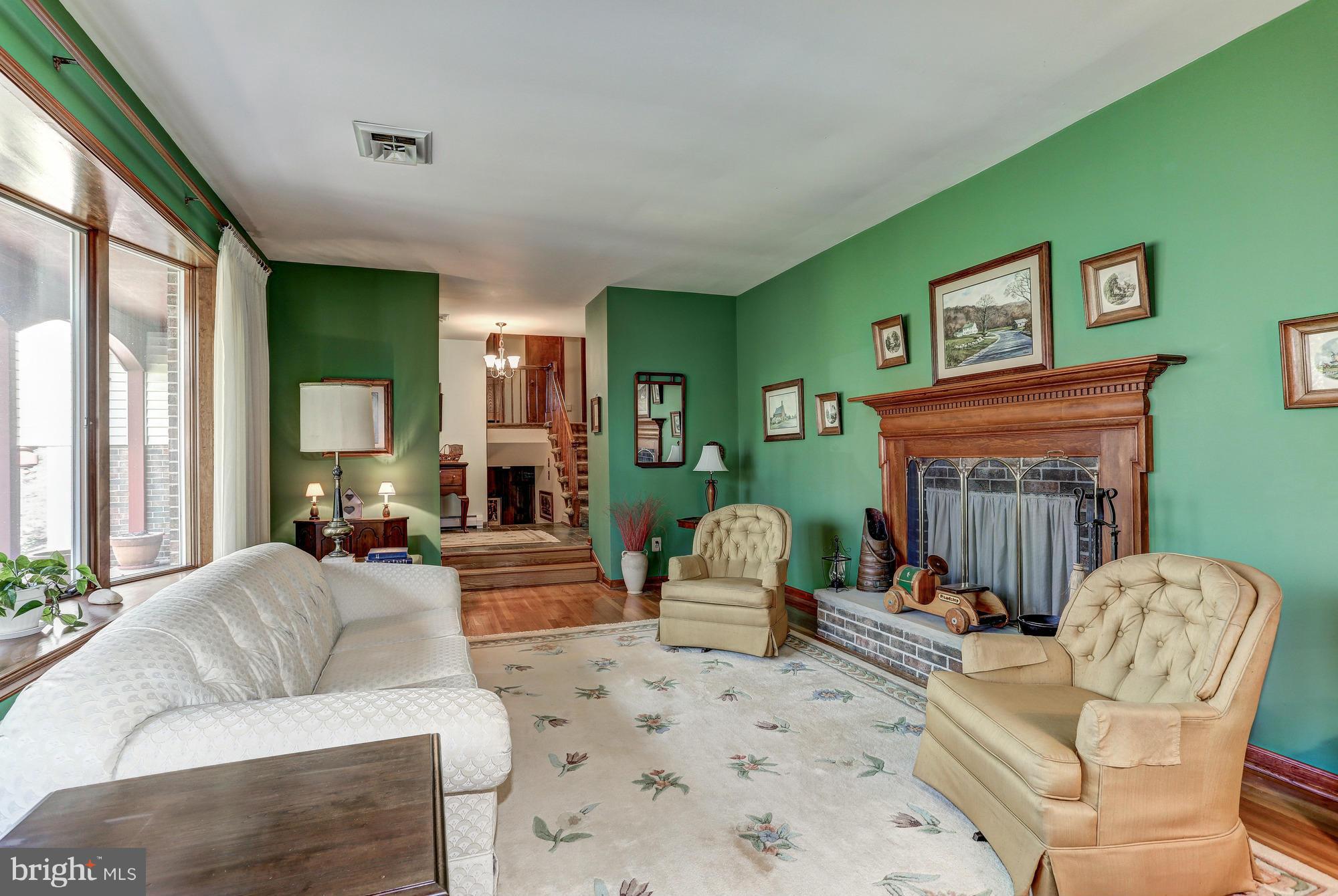 11808 Valley Road Fairfax, VA 22033 - Photo 6 of 26 Living Room