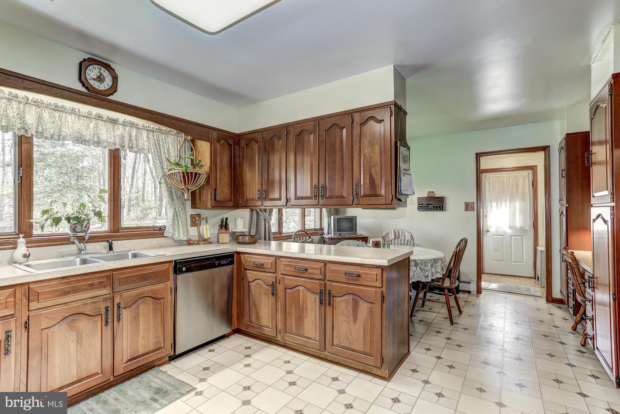 11808 Valley Road Fairfax, VA 22033 - Photo 8 of 26 Kitchen