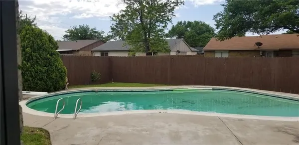 a view of a backyard