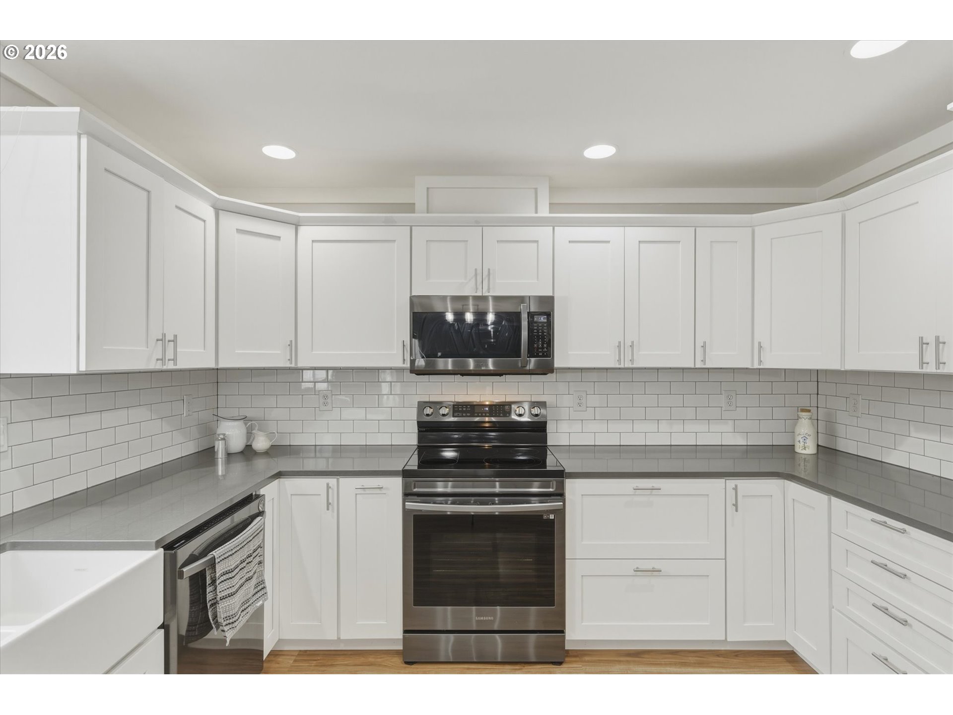 232 Shoreview Drive Kelso, WA 98626 - Photo 14 of 43 a kitchen with granite countertop white cabinets and stainless steel appliances