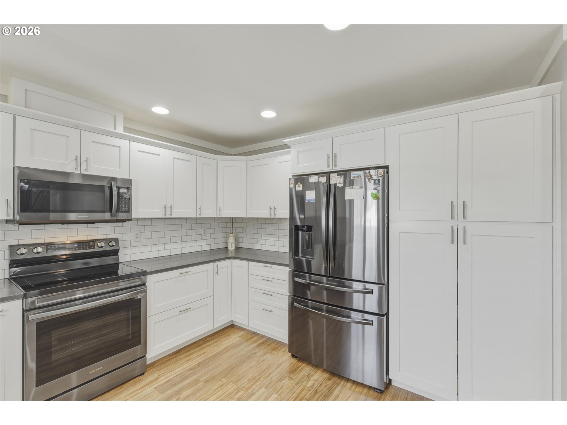 232 Shoreview Drive Kelso, WA 98626 - Photo 15 of 43 a kitchen with granite countertop a refrigerator stove and microwave