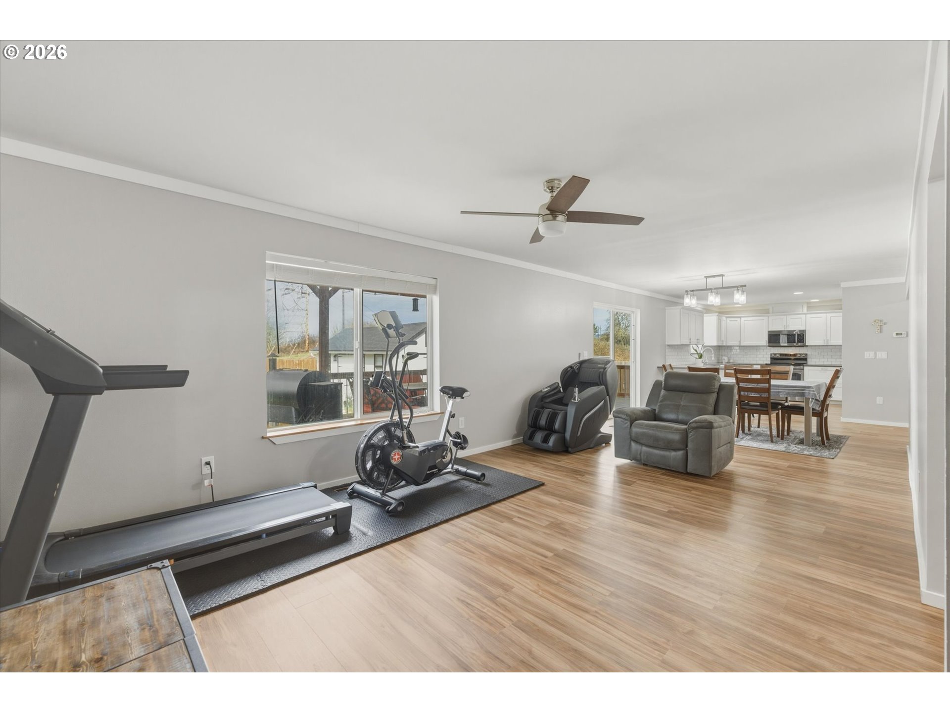 232 Shoreview Drive Kelso, WA 98626 - Photo 19 of 43 a living room with furniture gym equipment and a large window