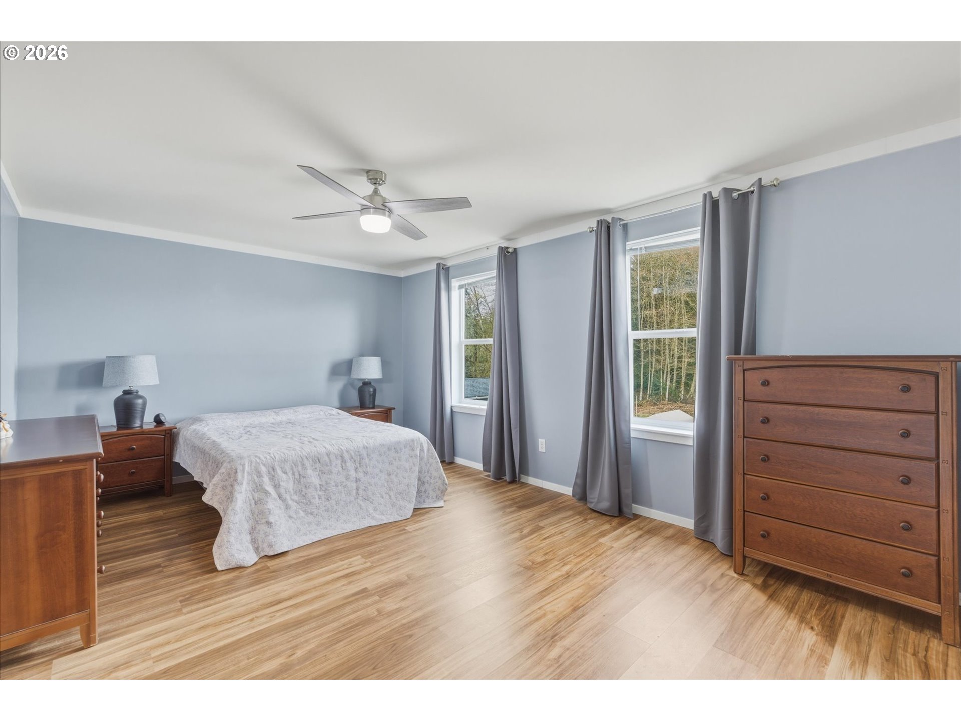 232 Shoreview Drive Kelso, WA 98626 - Photo 22 of 43 a bedroom with a bed and a dresser