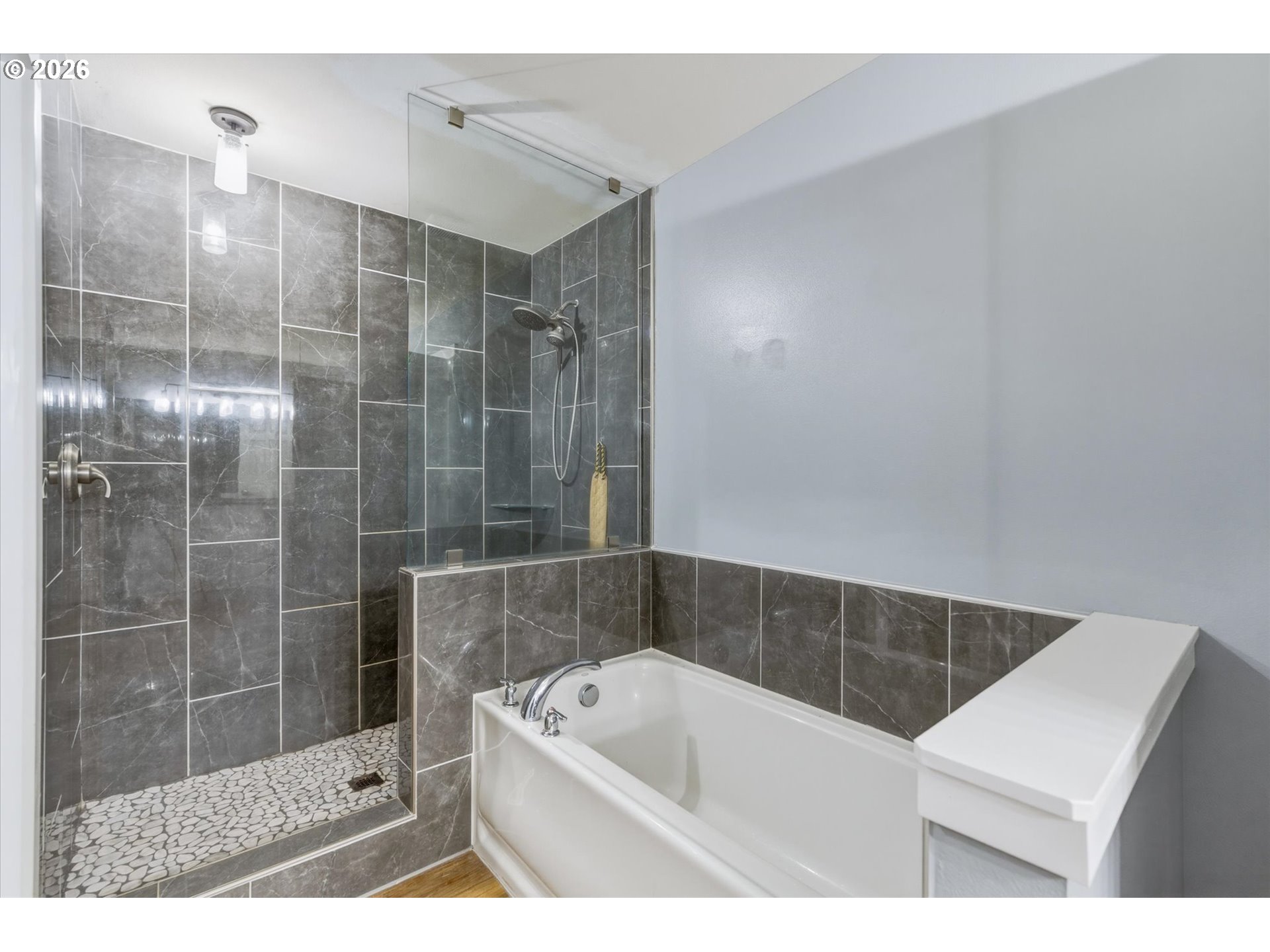 232 Shoreview Drive Kelso, WA 98626 - Photo 25 of 43 a bathroom with a bathtub sink and toilet
