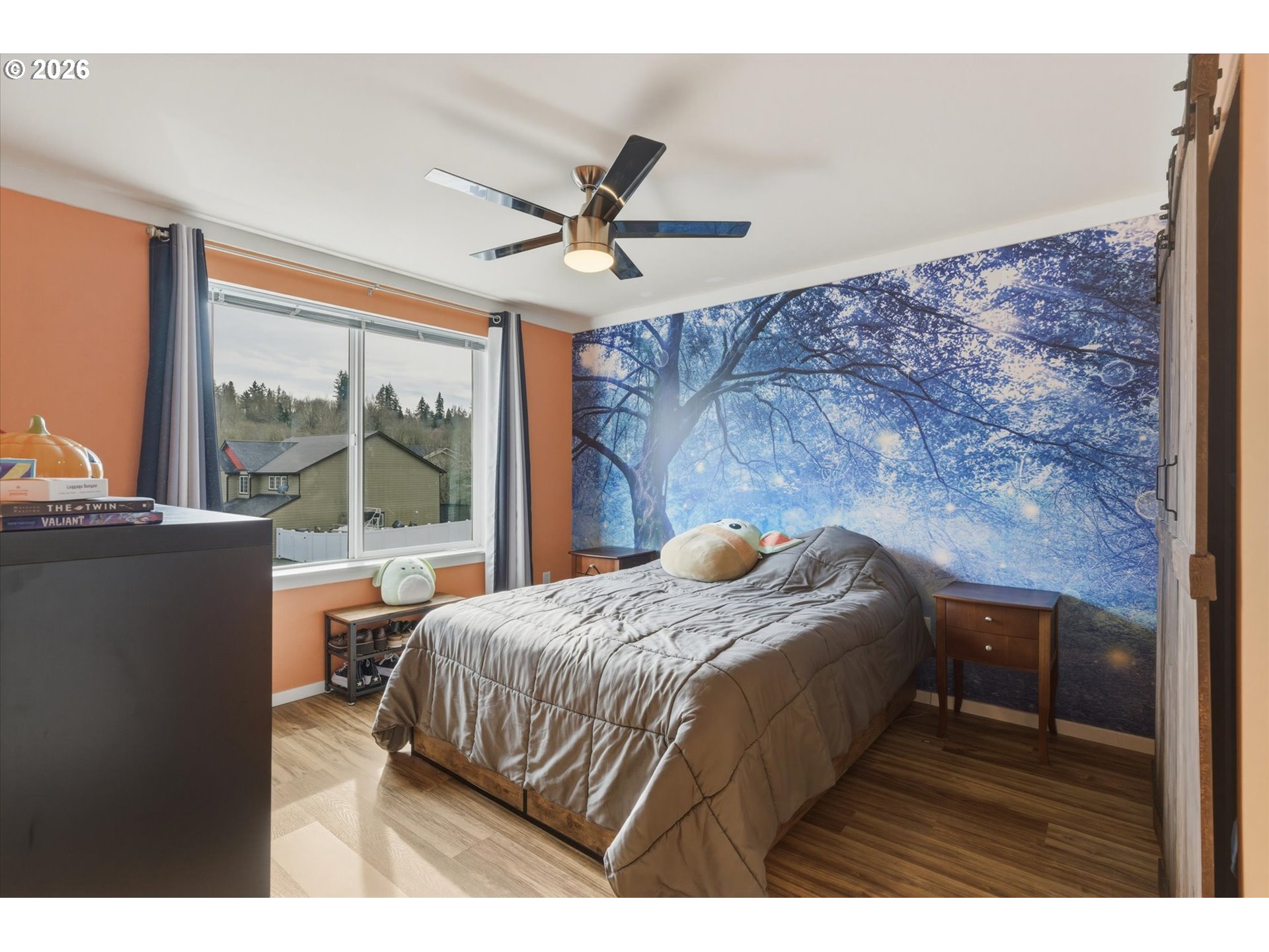232 Shoreview Drive Kelso, WA 98626 - Photo 33 of 43 a bedroom with a bed and a large window