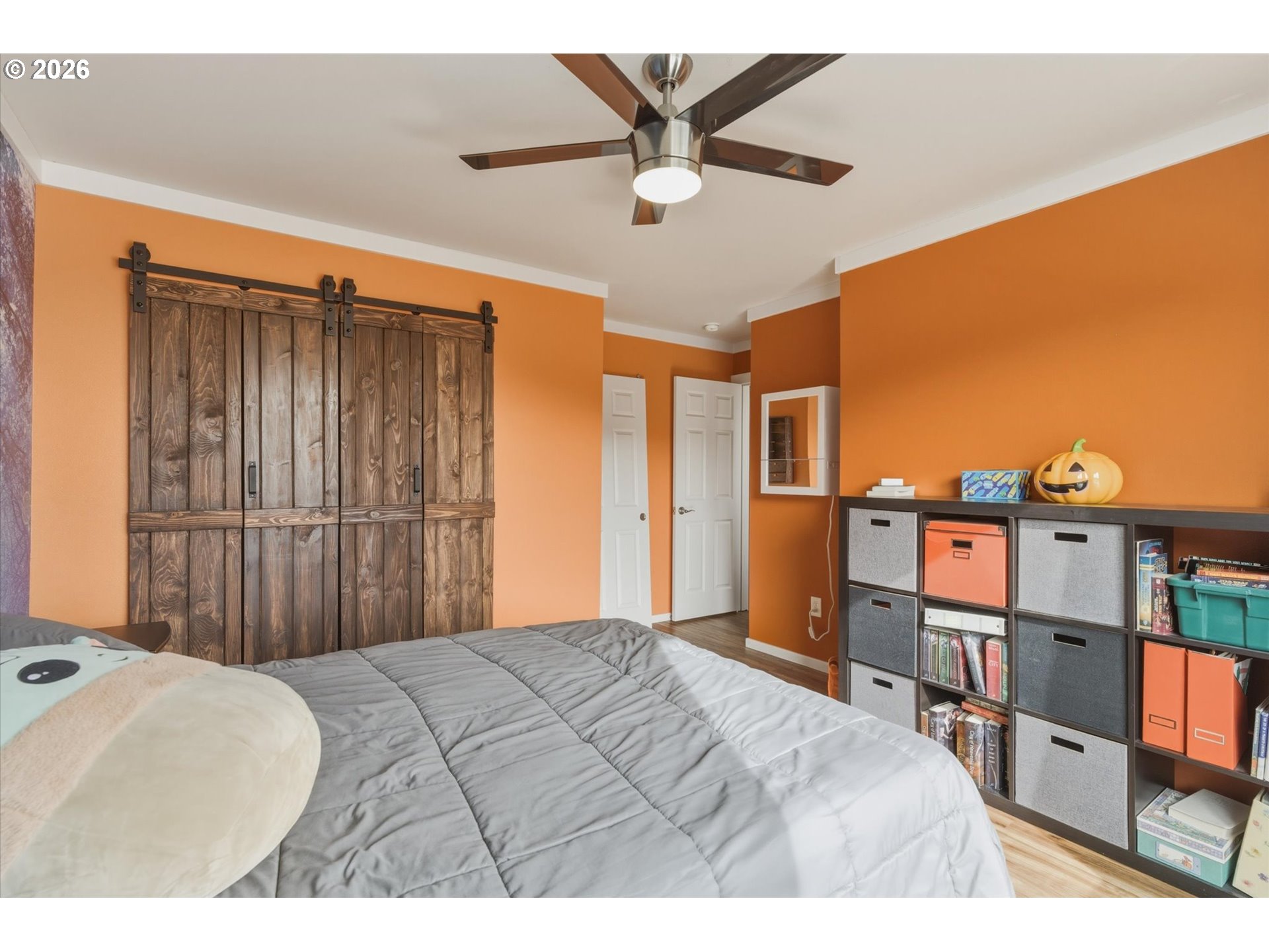 232 Shoreview Drive Kelso, WA 98626 - Photo 34 of 43 a bedroom with a bed and a television