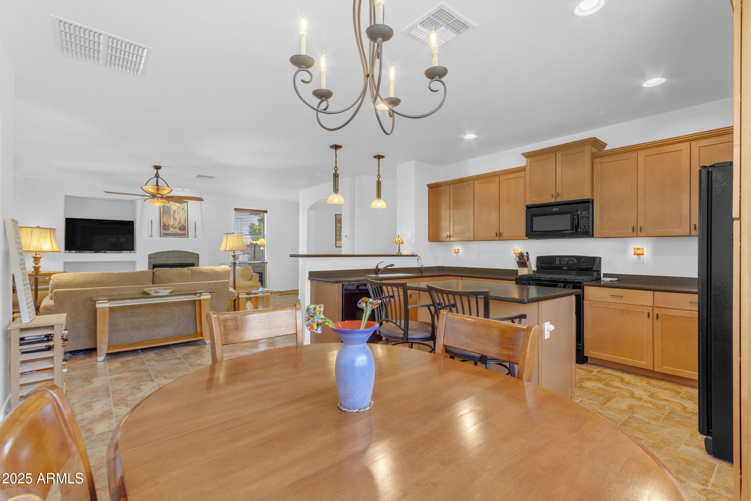 7304 West Beverly Road Laveen, AZ 85339 - Photo 16 of 52 Living Area