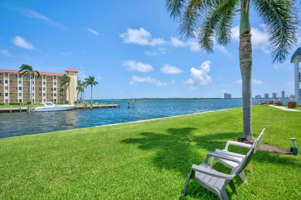 $244,000 | 111 Shore Court, Unit 305, North Palm Beach, FL 33408