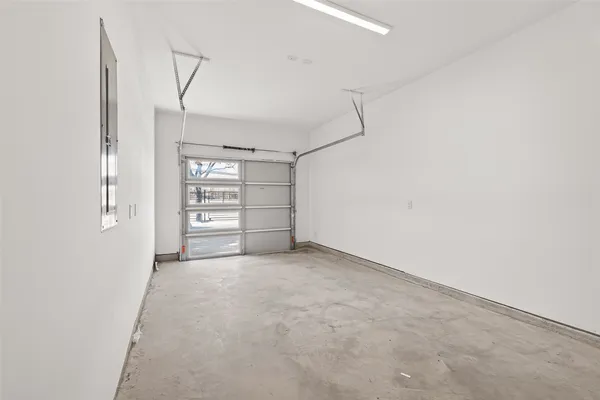 a view of an house with backyard and pool