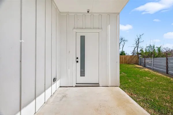 a view of entryway with a garden