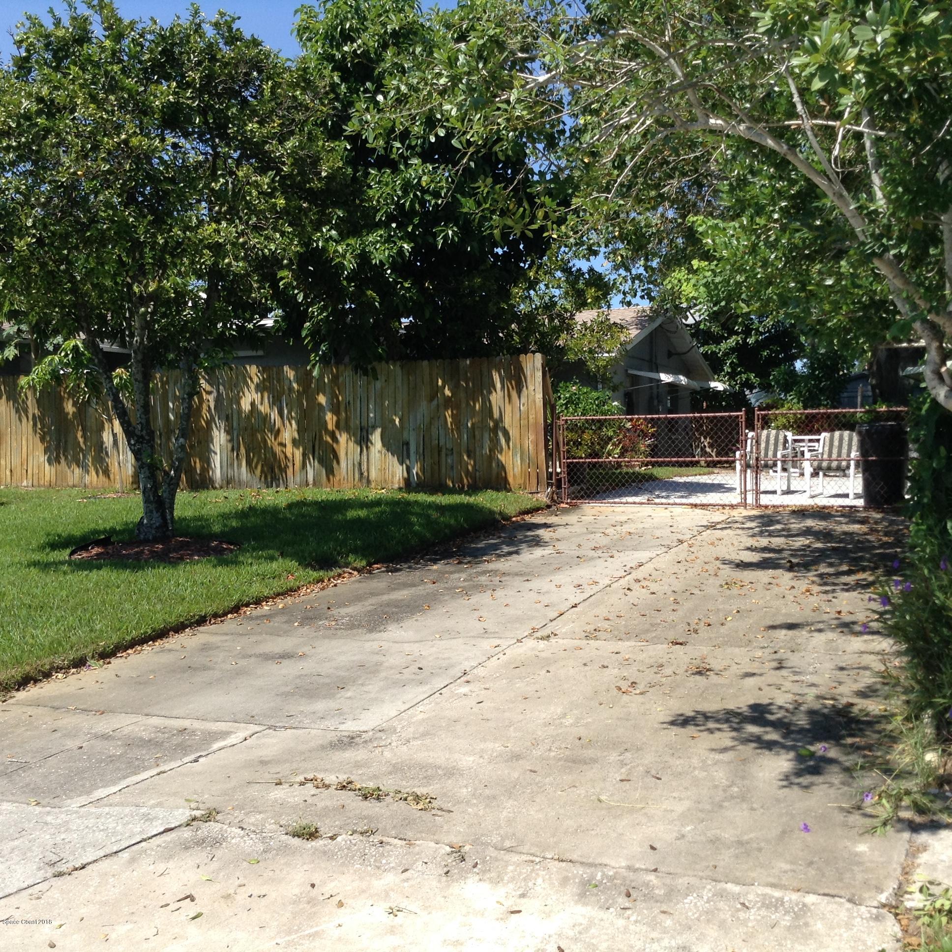 501 Croton Road Melbourne, FL 32935 - Photo 3 of 20 a view of a backyard of the house