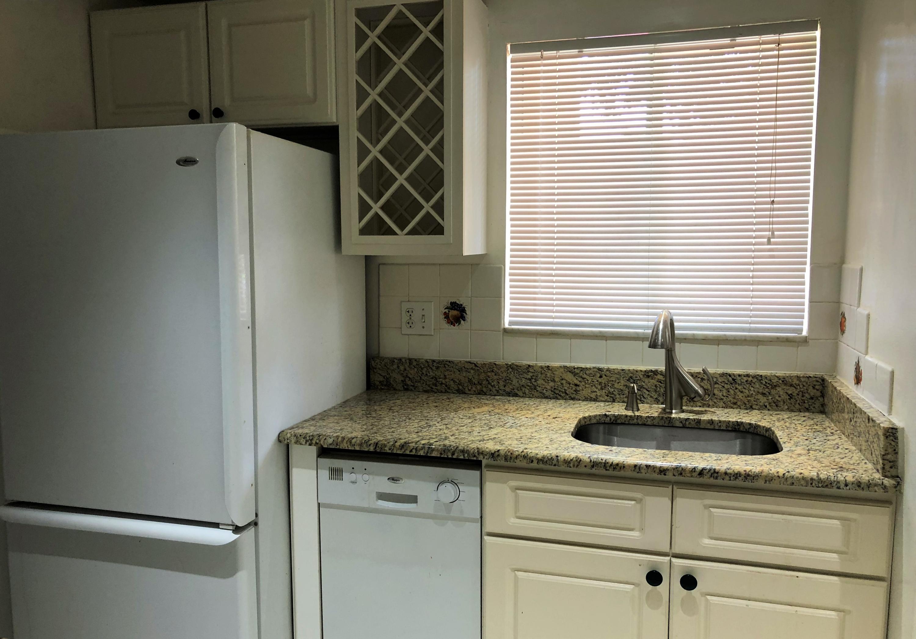 884 Southwest 9th St Circle, Unit 103 Boca Raton, FL 33486 - Photo 10 of 22 Kitchen granite counter top