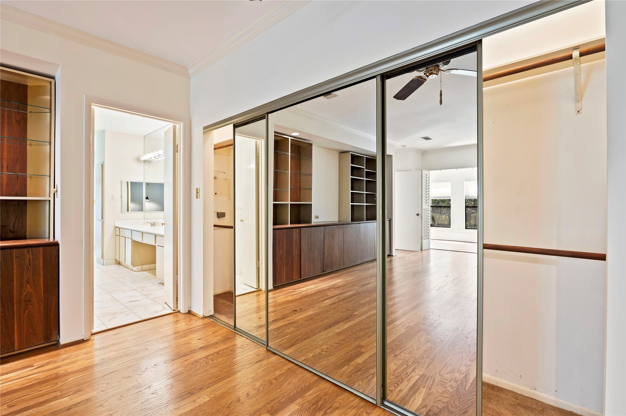 5300 Mercer Street, Unit 7 Houston, TX 77005 - Photo 25 of 41 Large mirrored closet