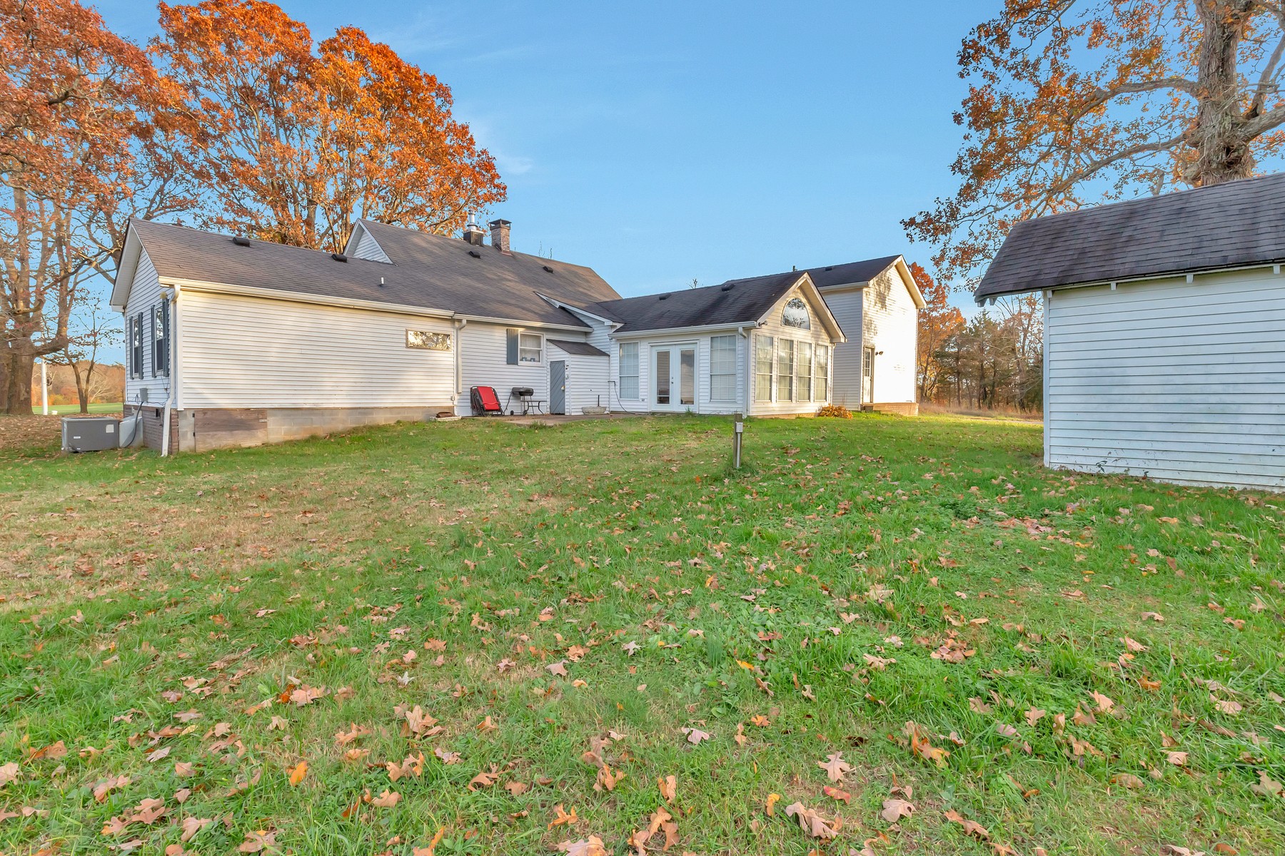 5970 South Lamont Road Springfield, TN 37172 - Photo 4 of 15 a house view with a garden space