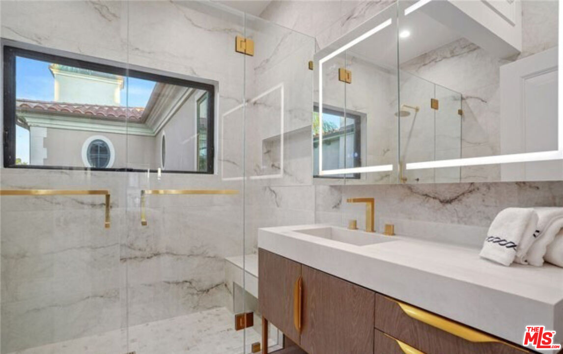 2266 Channel Road Newport Beach, CA 92661 - Photo 22 of 33