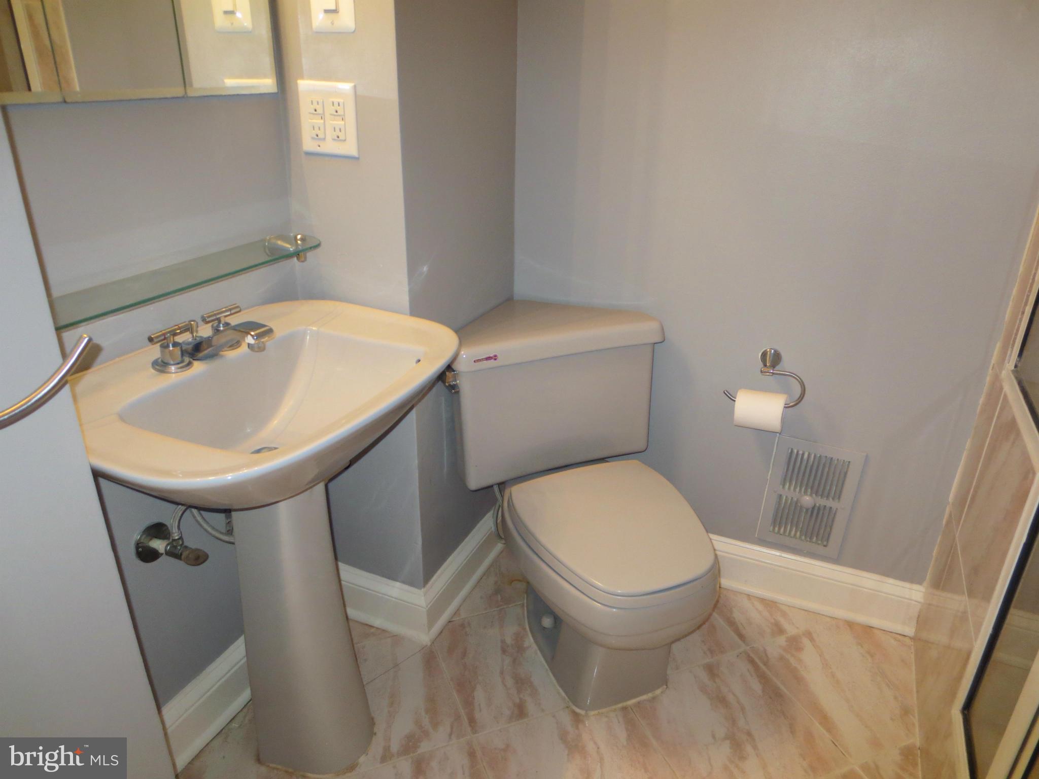 1305 Gahant Road Alexandria, VA 22308 - Photo 19 of 30 Bath