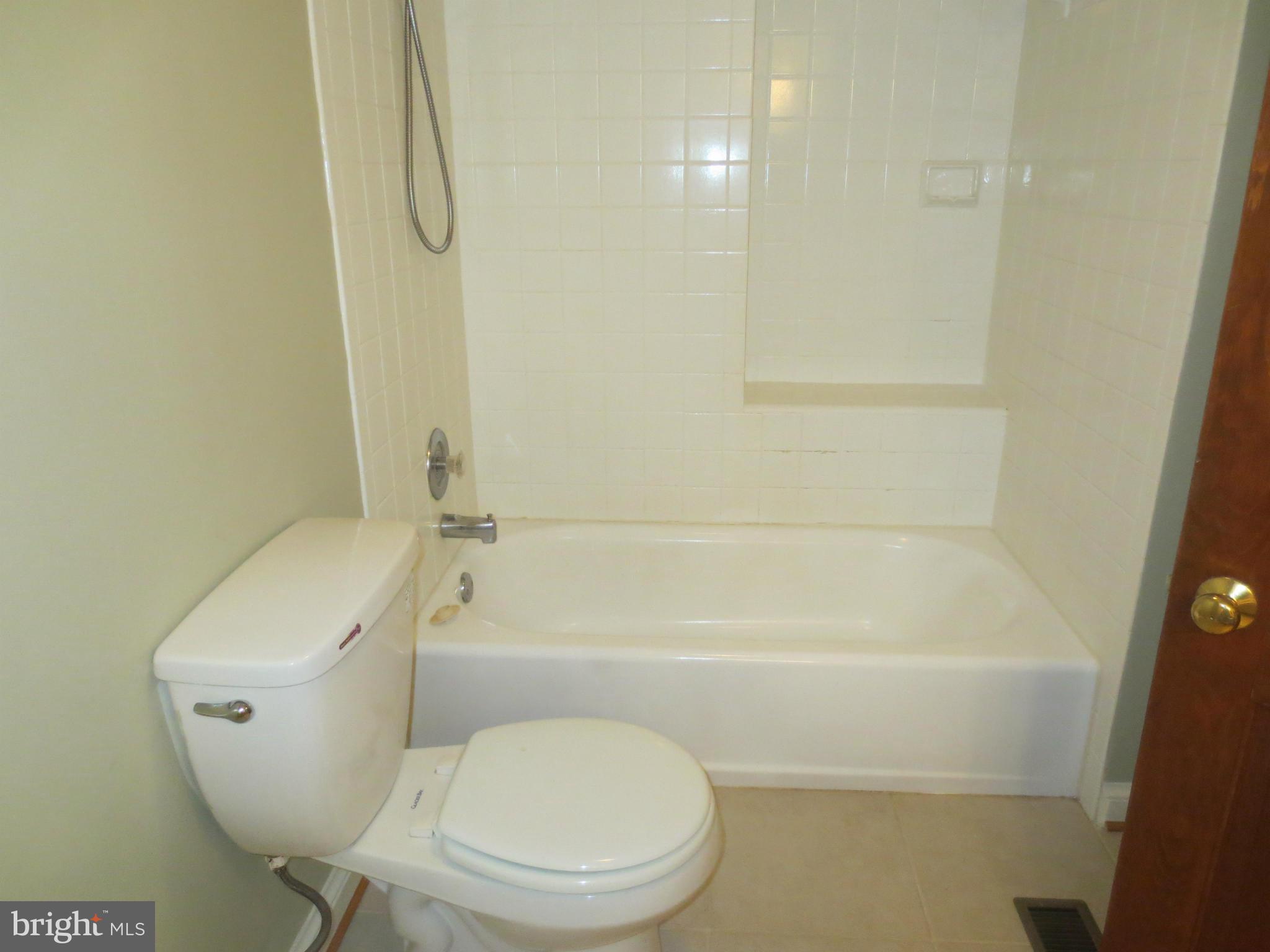 1305 Gahant Road Alexandria, VA 22308 - Photo 21 of 30 Bath (Master)