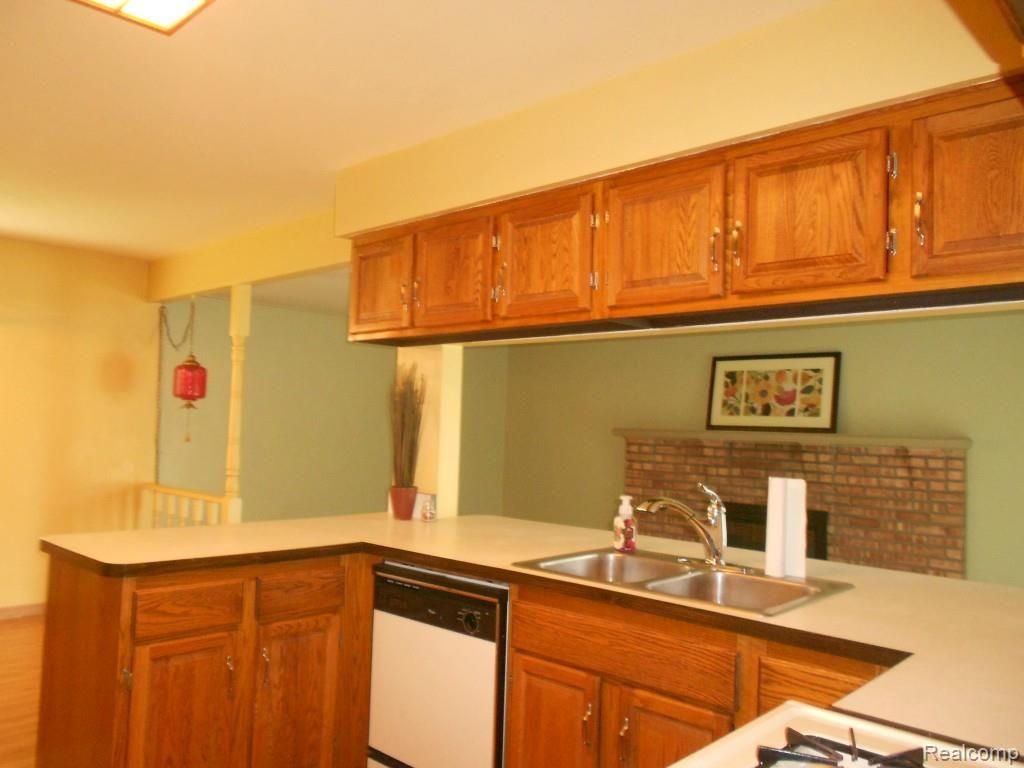 42411 Hanford Road Canton, MI 48187 - Photo 13 of 33 DSCN4566.jpg