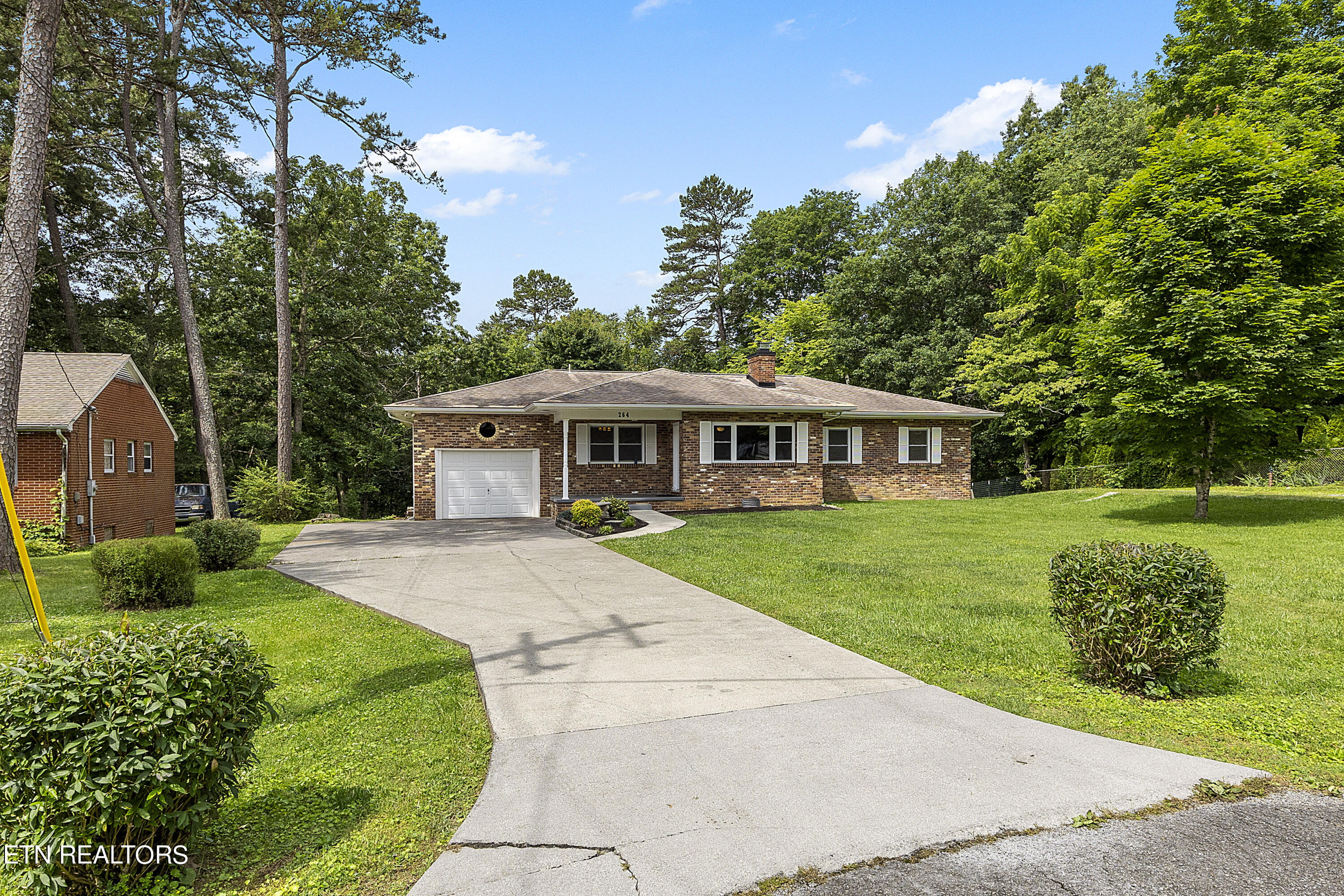 264 Sherwood Road Powell, TN 37849 - Photo 2 of 28 L40A7244