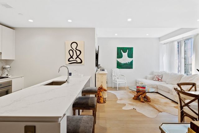 $1,050,000 | 133 Seaport Boulevard, Unit 815, Boston, MA 02210