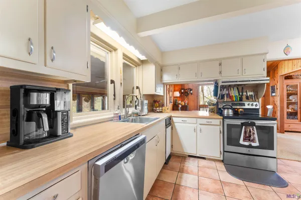$590,000 | 10894 Bains Road, St. Francisville, LA 70775