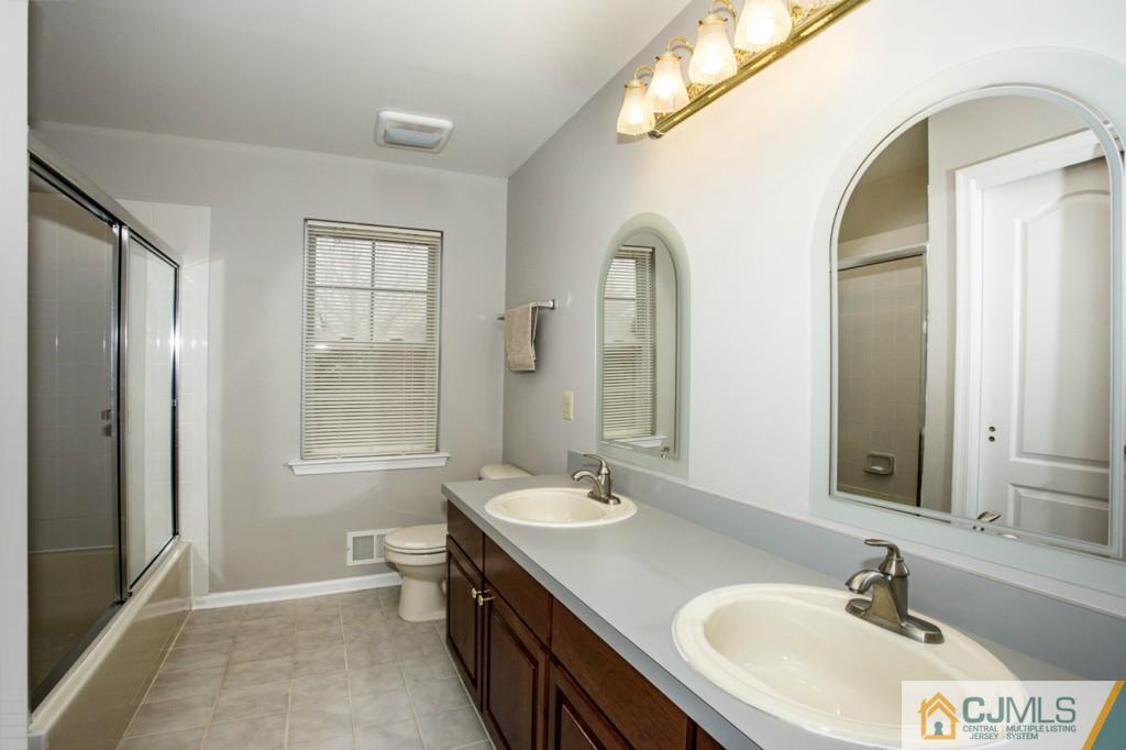 27 Timber Ridge Road North Brunswick, NJ 08902 - Photo 19 of 25 a bathroom with 2 sink and a mirror