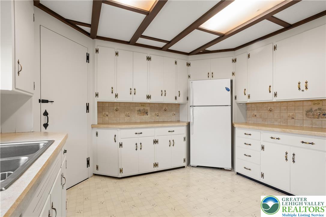 325 West Center Street Nazareth, PA 18064 - Photo 13 of 44