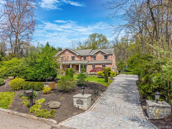 $1,828,000 | 9 Arista Court, Dix Hills, NY 11746