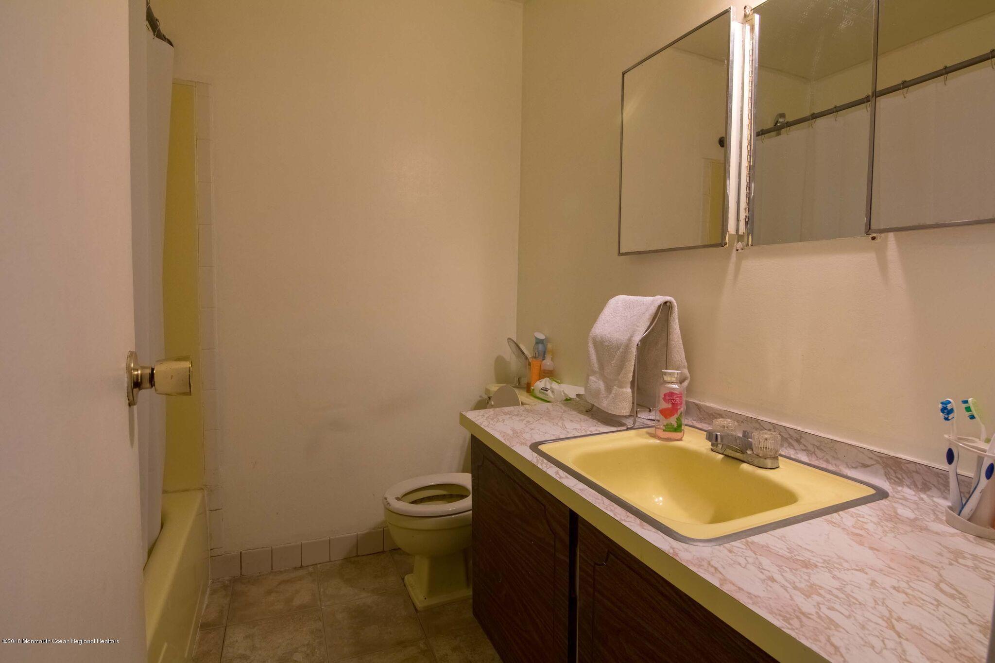 8 Tralee Road Hazlet, NJ 07730 - Photo 17 of 20 8 Tralee Rd - Full Bath
