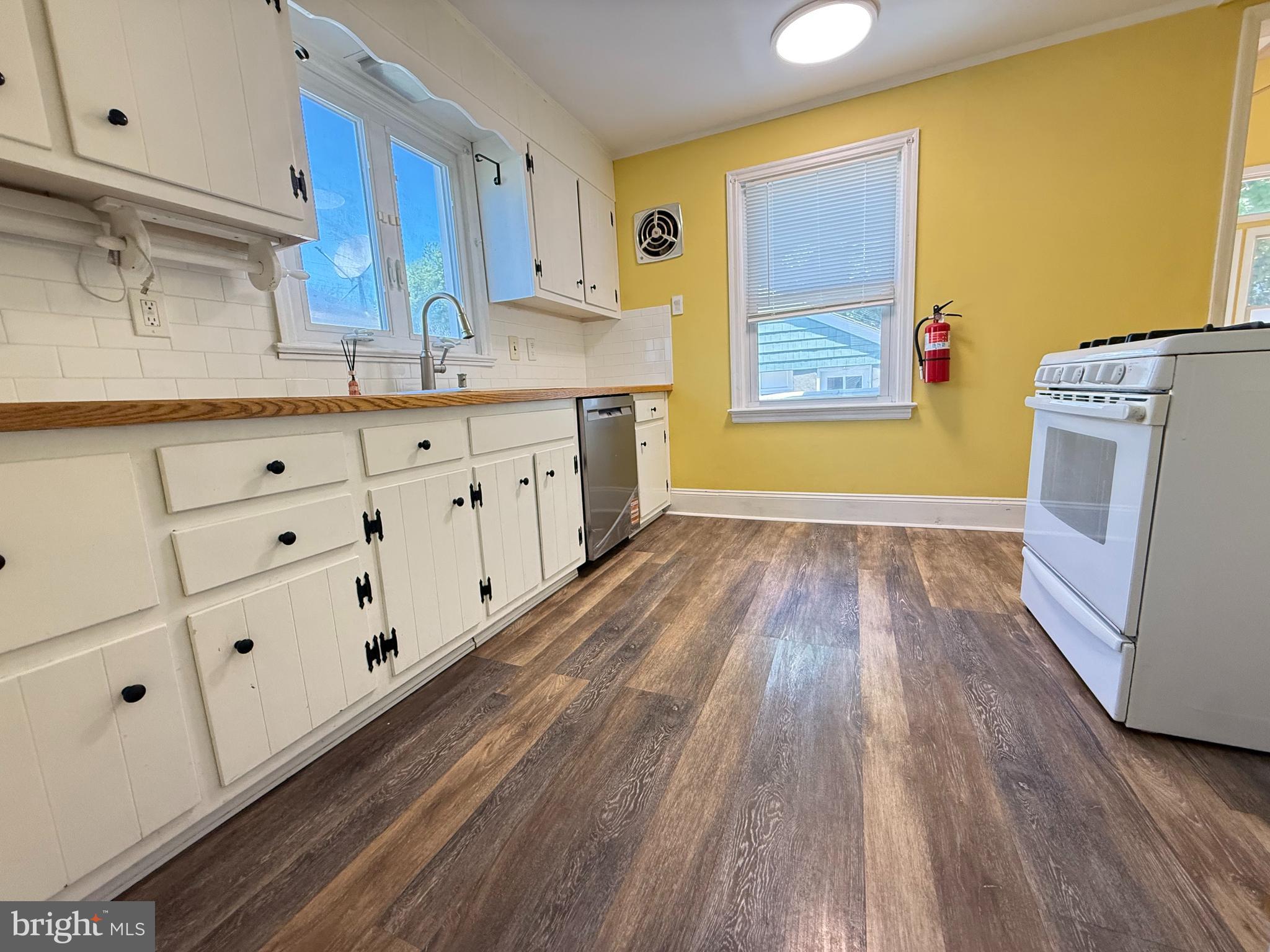 210 Kuser Road Hamilton, NJ 08619 - Photo 5 of 21