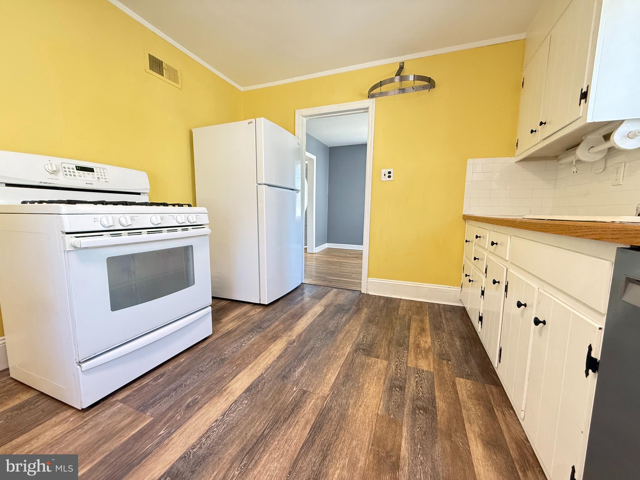 210 Kuser Road Hamilton, NJ 08619 - Photo 6 of 21