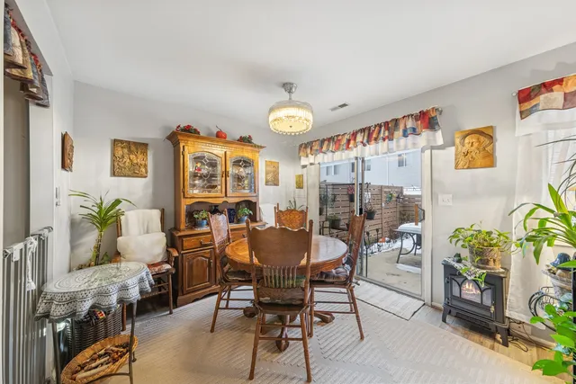 $275,000 | 822 Minnesota Circle, Carol Stream, IL 60188