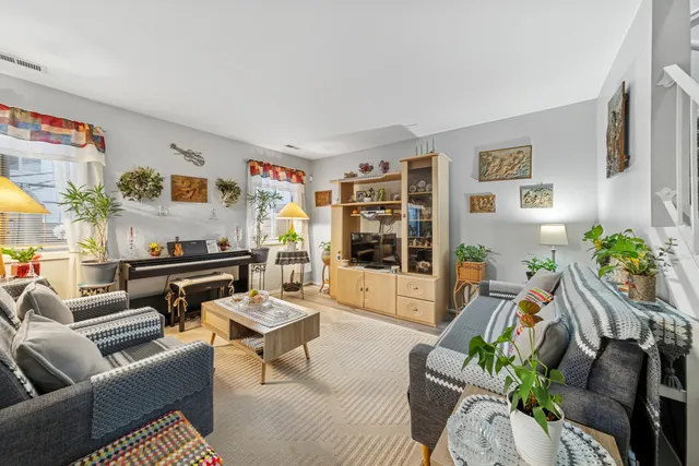 $275,000 | 822 Minnesota Circle, Carol Stream, IL 60188