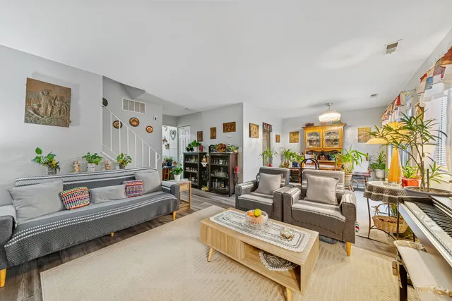 $275,000 | 822 Minnesota Circle, Carol Stream, IL 60188