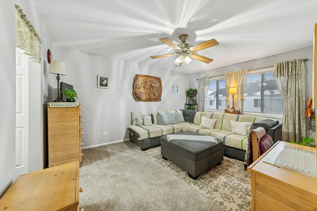 $275,000 | 822 Minnesota Circle, Carol Stream, IL 60188