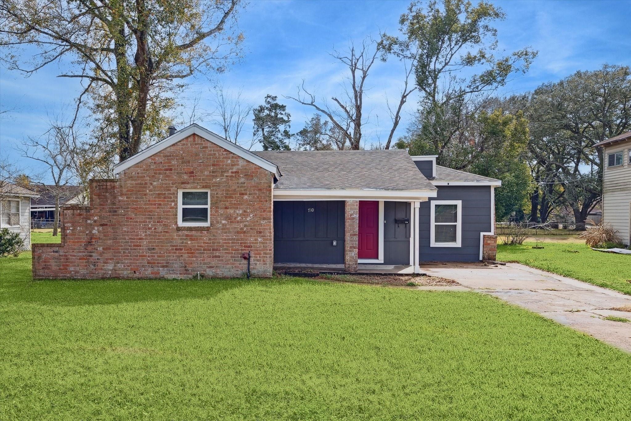 710 East Magnolia Street Angleton, TX 77515 - Photo 1 of 9 Gallery Image 1