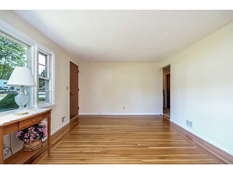 38 Douglas Road Warwick, RI 02886 - Photo 5 of 25 Living Room.