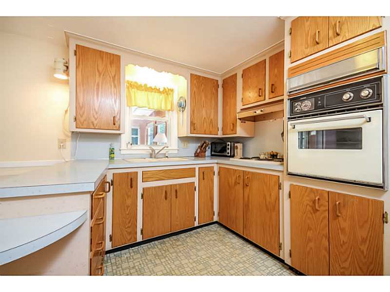 38 Douglas Road Warwick, RI 02886 - Photo 10 of 25 Kitchen.