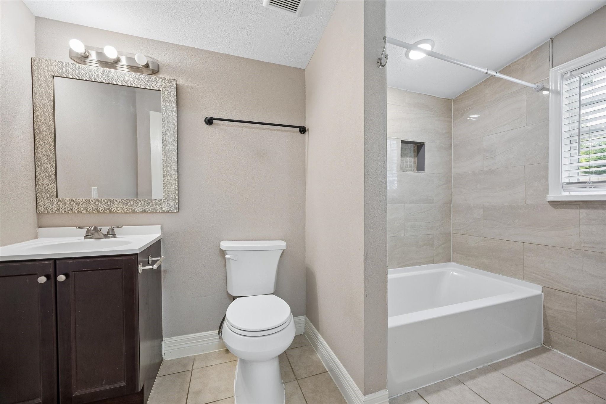 1409 Pearson Street Houston, TX 77023 - Photo 8 of 14 Primary bathroom offers shower/tub combo