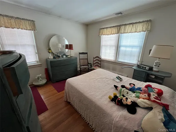 $600,000 | 300 Hewlett Avenue, East Patchogue, NY 11772