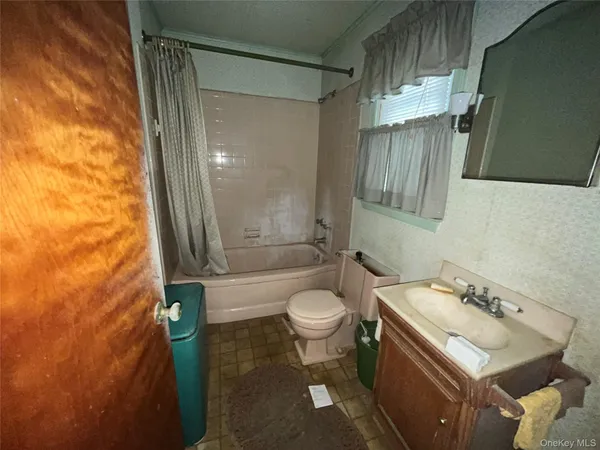 $600,000 | 300 Hewlett Avenue, East Patchogue, NY 11772