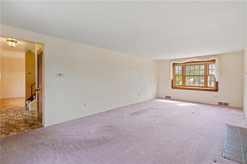 327 Pinehaven Drive Pittsburgh, PA 15241 - Photo 3 of 32 Gallery Image 3
