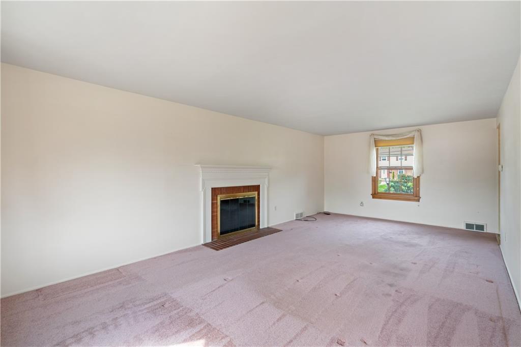 327 Pinehaven Drive Pittsburgh, PA 15241 - Photo 4 of 32 Gallery Image 4