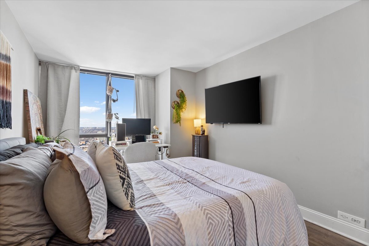 5415 North Sheridan Road, Unit 5409 Chicago, IL 60640 - Photo 14 of 33