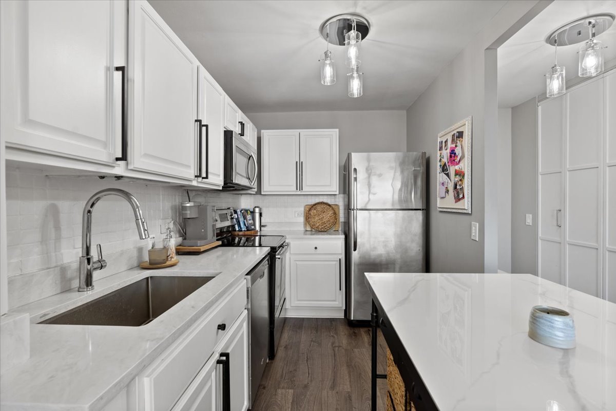 5415 North Sheridan Road, Unit 5409 Chicago, IL 60640 - Photo 7 of 33