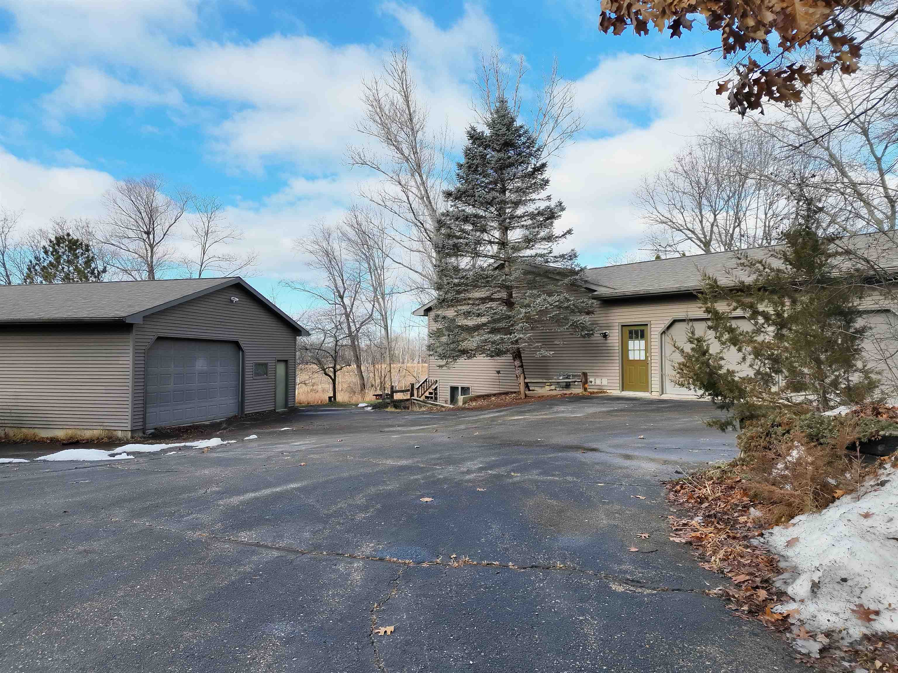 N6333 Suburban Heights Road Pardeeville, WI 53954 - Photo 4 of 77