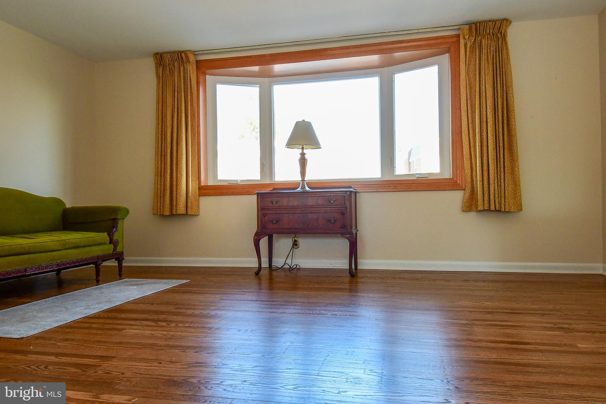 136 Hickory Hill Road Philadelphia, PA 19154 - Photo 3 of 19 Livingroom