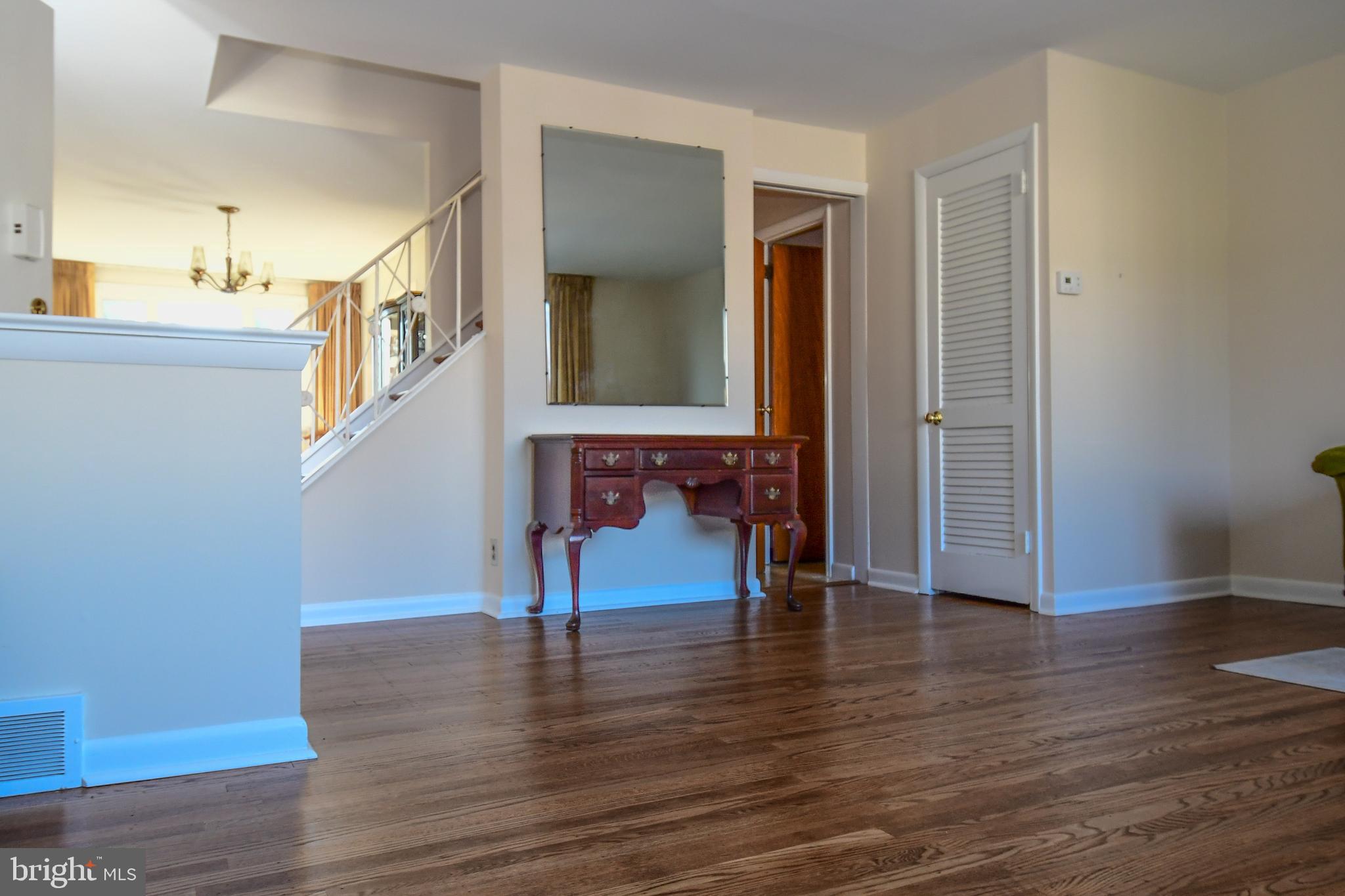 136 Hickory Hill Road Philadelphia, PA 19154 - Photo 4 of 19 Livingroom