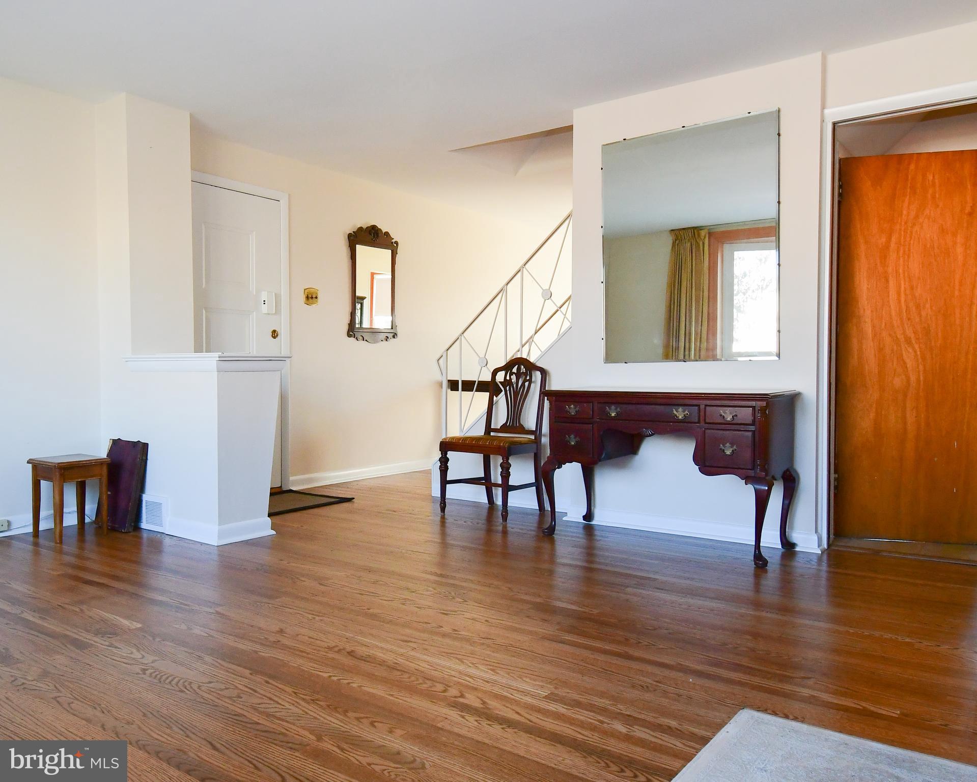 136 Hickory Hill Road Philadelphia, PA 19154 - Photo 5 of 19 Livingroom